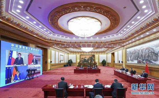 7月5日晚，国家主席习近平在北京同法国总统马克龙、德国总理默克尔举行视频峰会。新华社记者 殷博古 摄