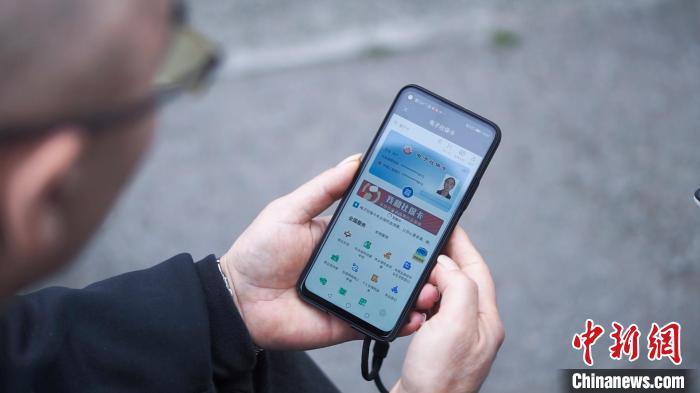 图为重庆市民使用电子社保卡办理业务。&emsp;陈鑫 摄